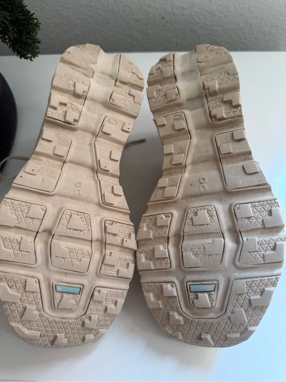 On Running cloudvista 2 Women size 6.5 Sneakers in Beige, Cream and Taupe